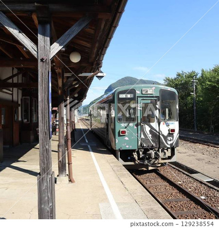 Wakasa Railway Hayabusa: Station scenery reminiscent of the Showa era 129238554