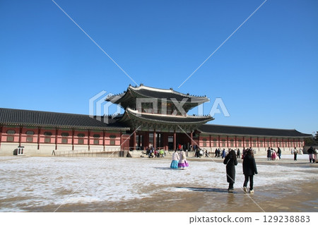 韓國景福宮的傳統建築和色彩鮮豔的屋頂瓦片 韓國景福宮的傳統建築和色彩鮮豔的屋頂瓦片 129238883
