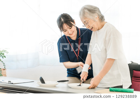 為老年女性提供復健治療的職能治療師和護理經理 129238889