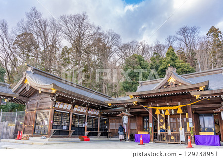 福島護國神社本殿:以福島市的象徵-忍山為背景,祭祀與福島縣和天照大神有關的戰爭死難者的靈魂。 福島護國神社本殿:以福島市的象徵-忍山為背景,祭祀與福島縣和天照大神有關的戰爭死難者的靈魂。 129238951