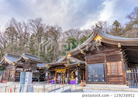 福島護國神社本殿：以福島市的象徵－忍山為背景，祭祀與福島縣和天照大神有關的戰爭死難者的靈魂。 129238952