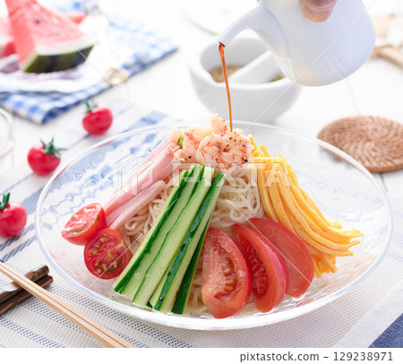 Cool and refreshing cold Chinese noodles served in summer, refreshing lunch, dining table image Cool and refreshing cold Chinese noodles served in summer, refreshing lunch, dining table image 129238971