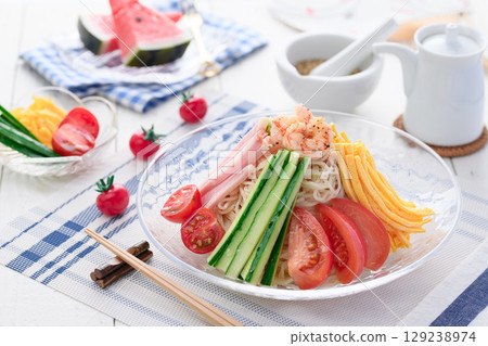 Cool and refreshing cold Chinese noodles served in summer, refreshing lunch, dining table image Cool and refreshing cold Chinese noodles served in summer, refreshing lunch, dining table image 129238974