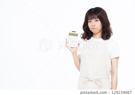 一位家庭主婦拿著計算器，非常擔心 129239067