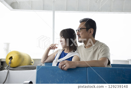 望著大海的一對夫婦 129239148
