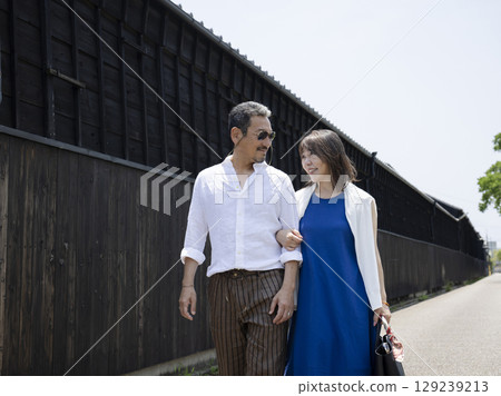一對夫婦散步 129239213