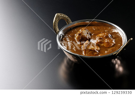 黑色背景下拍攝的雞肉瑪薩拉咖哩 黑色背景下拍攝的雞肉瑪薩拉咖哩 129239330
