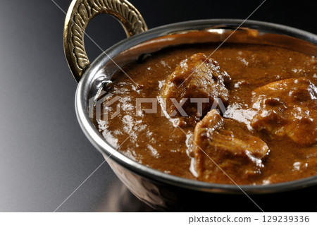 黑色背景下拍攝的雞肉瑪薩拉咖哩 黑色背景下拍攝的雞肉瑪薩拉咖哩 129239336