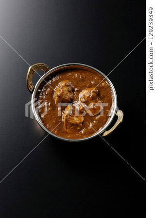 黑色背景下拍攝的雞肉瑪薩拉咖哩 129239349