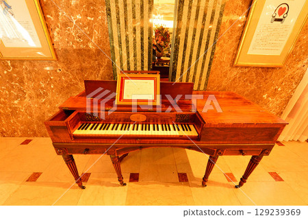 老式英國鋼琴 129239369