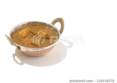 白色背景下拍攝的雞肉瑪薩拉咖哩 129239578