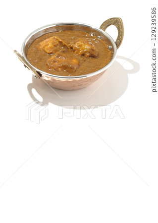 白色背景下拍攝的雞肉瑪薩拉咖哩 129239586