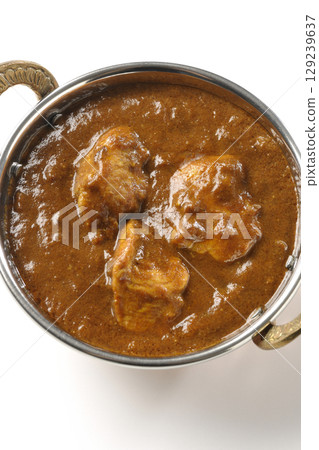 白色背景下拍攝的雞肉瑪薩拉咖哩 129239637