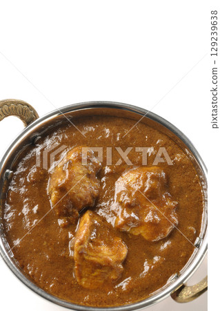 白色背景下拍攝的雞肉瑪薩拉咖哩 129239638