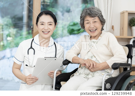 Female nurses, visiting nurses, home medical care 129239948