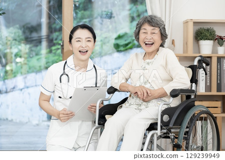 Female nurses, visiting nurses, home medical care 129239949