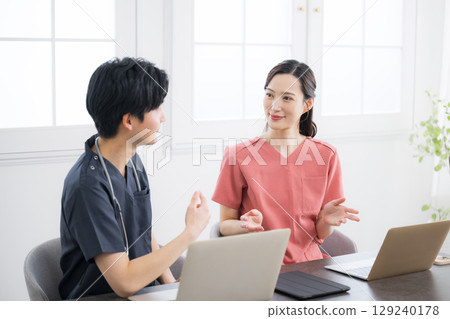 一位醫生在診所或醫院的會議上發言 129240178