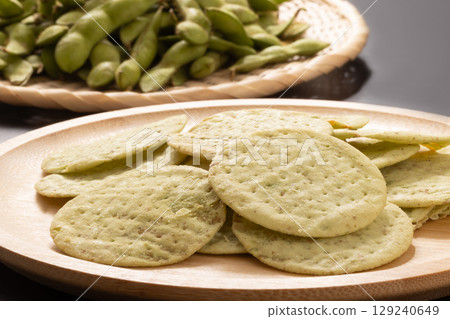 Edamame chips 129240649