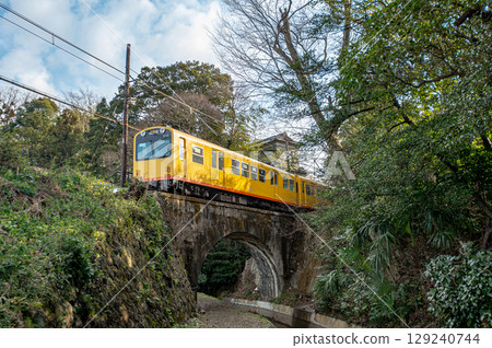 一列火車正在穿越桑吉鐵路扭橋 129240744