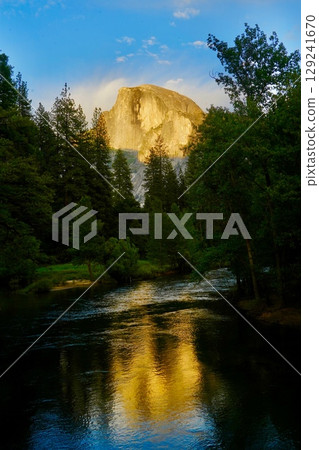 半圓頂在夕陽下閃耀著金色光芒 129241670