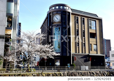 Matsumoto City: Matsumoto Clock Museum and cherry blossoms in full bloom Matsumoto City: Matsumoto Clock Museum and cherry blossoms in full bloom 129242085