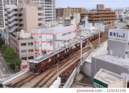 阪急伊丹線6000系列列車在伊丹站附近運行 129242190