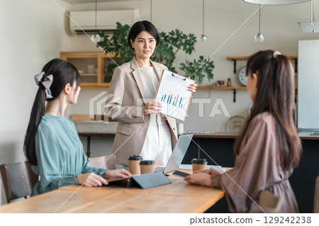 女商人舉行行銷會議（辦公室休閒、會議） 129242238
