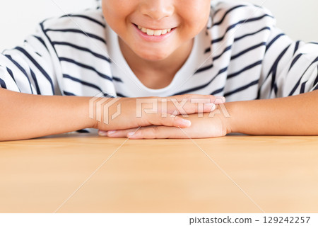 微笑的小學男孩 129242257