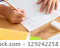在家做作業的小學生 129242258