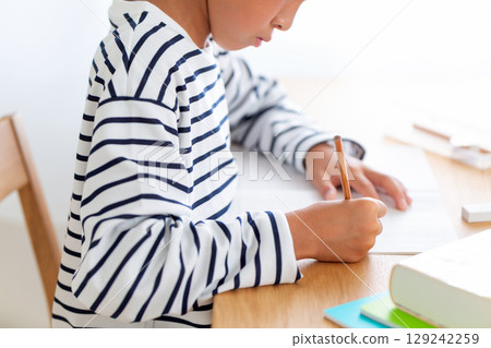 在家做作業的小學生 在家做作業的小學生 129242259
