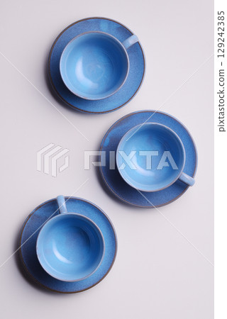 白色背景上的藍色咖啡杯 白色背景上的藍色咖啡杯 129242385