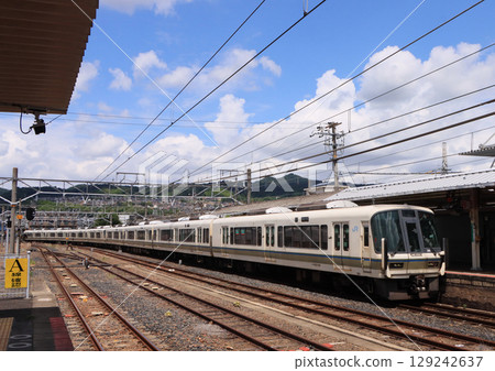 The Yamatoji Rapid 221 series train arrives at Oji Station on the Kansai Main Line. 129242637