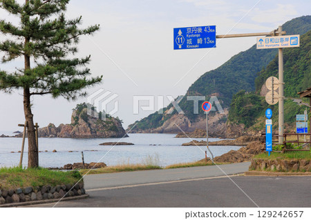 沐浴在夕陽的竹浜海灘 129242657