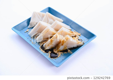 Kuzu mochi topped with brown sugar syrup and kinako (soybean flour) 129242769