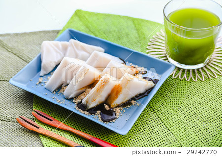 葛粉麻糬上淋上紅糖漿和黃豆粉 葛粉麻糬上淋上紅糖漿和黃豆粉 129242770