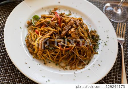 Big portion of chinese style fried noodles with beef meat 129244173