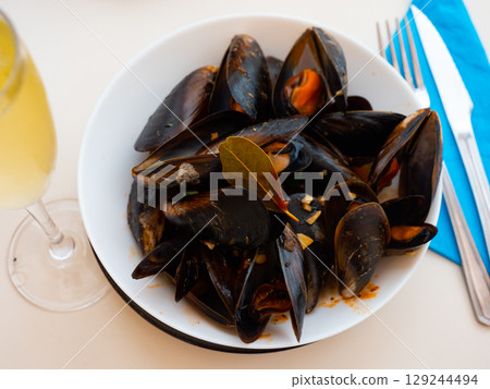 Mejillon a la marinera, traditional spanish cuisine, clams in shells Mejillon a la marinera, traditional spanish cuisine, clams in shells 129244494