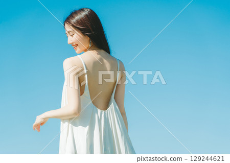 年輕女性的紫外線 UV 護理形象 129244621