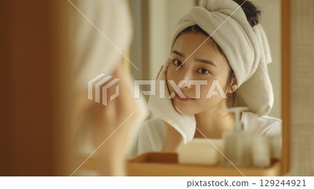 一名年輕女子正在做皮膚護理 129244921