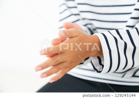 小學生使用酒精消毒劑 小學生使用酒精消毒劑 129245144