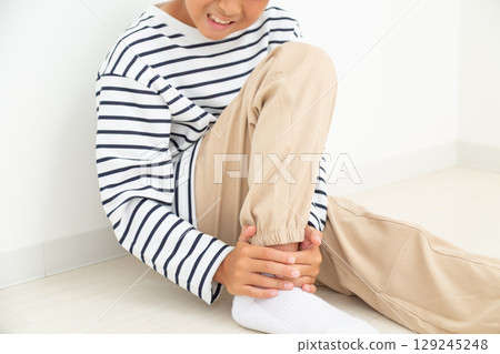 Elementary school boy with ankle pain 129245248