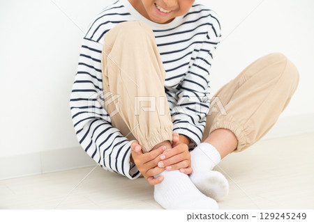 腳踝疼痛的小學生 腳踝疼痛的小學生 129245249