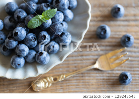 盤子上的藍莓 129245545