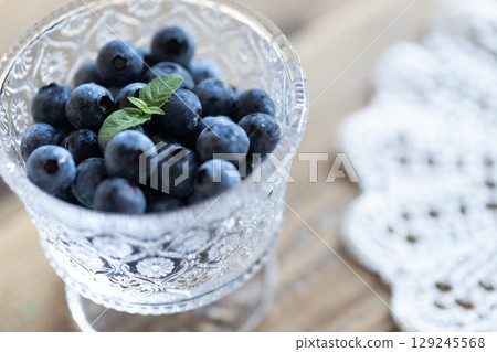 玻璃杯中的藍莓 玻璃杯中的藍莓 129245568