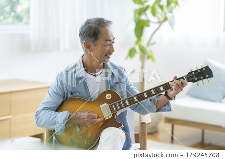 彈電吉他的老人 129245708