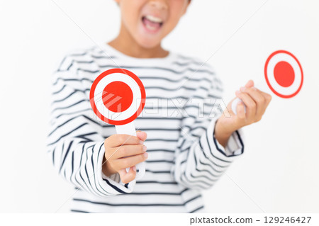 小學男孩拿著圓盤微笑 小學男孩拿著圓盤微笑 129246427