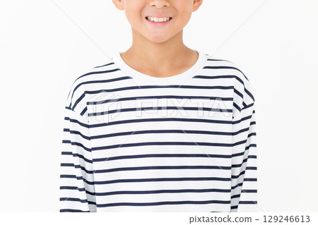 微笑的小學男孩 129246613