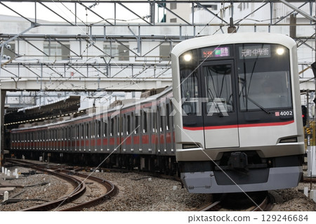 東急5050系列4102F F-Liner快速特快列車從所澤站出發 東急5050系列4102F F-Liner快速特快列車從所澤站出發 129246684