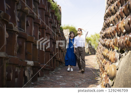 Married couple enjoying sightseeing Married couple enjoying sightseeing 129246709
