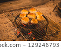 Grilled rice balls on the hearth 129246793